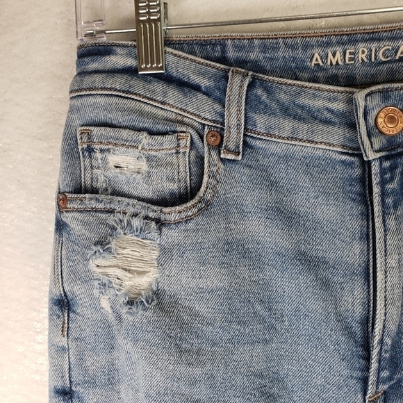 American Eagle Stretch Distressed Light Wash Mom Jeans Size 6 - Picture 7 of 13